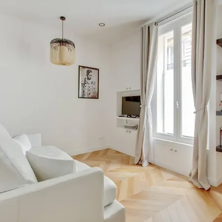Refurbished Design Flat -near Champs-elysees *