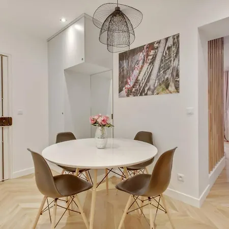 Refurbished Design Flat -near Champs-elysées Parigi